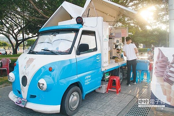新北市就業服務處推動「幸福餐車輔導計畫」,陸續開放新店、三重、萬里、板橋等多處公園及場地,免費提供餐車業者設置攤位。(譚宇哲攝)