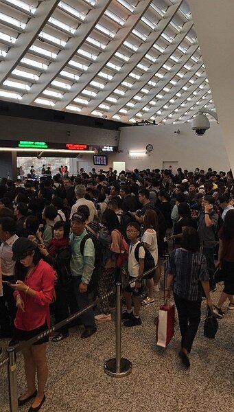 移民署查驗系統12日凌晨執行更新作業出現異常,造成通關速度較慢,桃園機場第1航廈出境旅客一度壅塞。記者陳嘉寧/翻攝