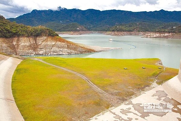 西南氣流帶來短暫降雨，11日曾文水庫集水區降雨量約34.8毫米，入流量逾192萬噸，約等於台南地區4天的用水量。（莊曜聰攝）