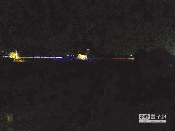 嘉義市行嘉吊橋現在黯淡失色，與以前燈海炫目的美景，難以同日而語。（廖素慧翻攝）
