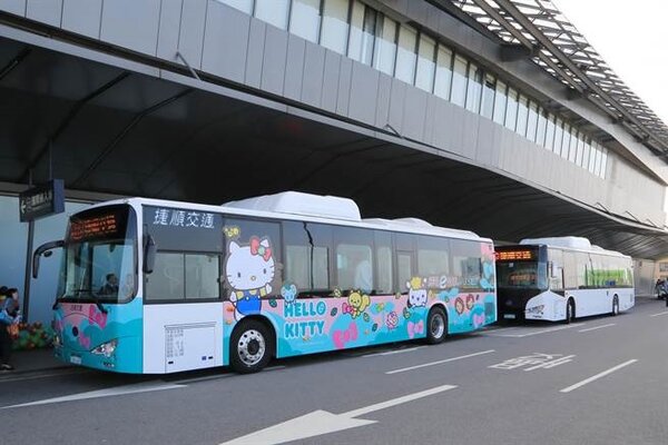 台中市3條「機場快線」公車，方便背包客、旅行團預約搭乘。（盧金足攝）