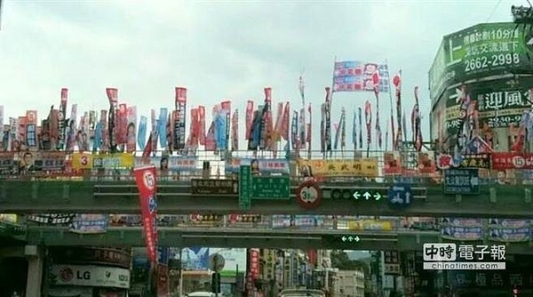 以往每逢選舉旗海飄揚的景象。(北市議員歐陽龍研究室提供)