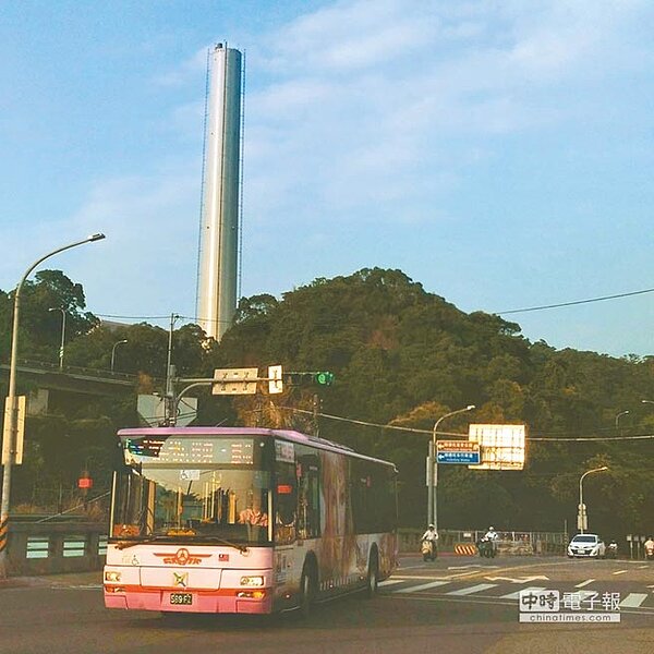 北市木柵焚化廠煙囪長頸鹿彩繪最近被人發現不見了,照片PO上網路引發網友一片哀嚎。(翻攝自批踢踢)