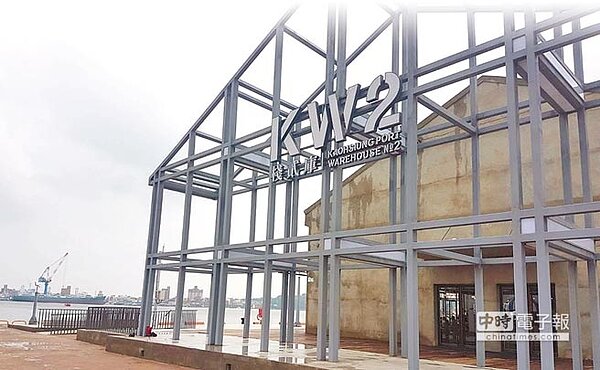 棧貳庫旁碼頭與旗津輪渡站間將有接駁,輪船公司未來也會規畫套票讓遊客一次玩遍棧貳庫、旗津與哈瑪星。 (劉宥廷攝)