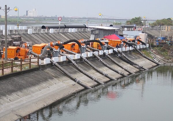 根據氣象局預報，致災性梅雨將於明日午後報到，水利署成立「災害緊急應變小組三級開設」，嚴陣以待。 圖／水利署提供
