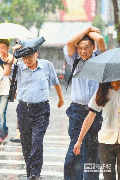 
氣象局指出，即日起至下周一端午節，恐有豪雨等級以上的強陣雨，民眾要多加留意。（鄧博仁攝）
 