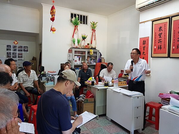 不滿北市府上周召開都市計畫變更公聽會通知不完全,新明路一帶居民今天緊急在石潭里辦公處召開「反對畫入科技工業園區臨時說明會」抗議。記者翁浩然/攝影