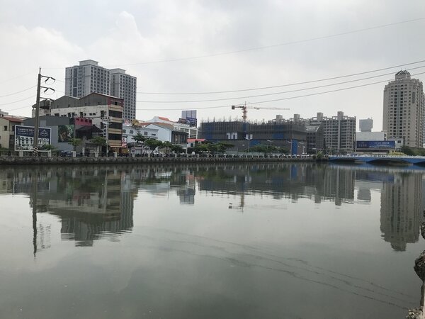 台南運河旁有居民反映，昨天大雨過後，運河傳出陣陣惡臭。記者鄭維真／攝影 