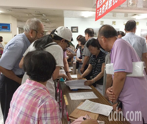 退休公教人員接到退休前機關寄的行政處分書後,看到退休金從下月起要遞減了,不少人表明要提訴願或復審。記者楊濡嘉/攝影