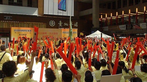 交通部觀光局舉辦讓「非法歸零 合法旅宿推廣」記者會，全台300多位旅館、民宿業者代表齊聚，對於非法日租套房搶走他們的商機，發出怒吼。 記者楊文琪／攝影