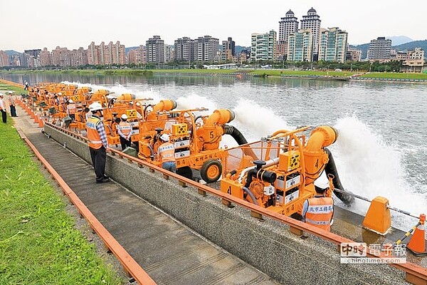 今年首波梅雨鋒面將報到,針對地勢低漥地區,水利處已備妥抽水機並完成測試,會視雨勢狀況機動啟動抽水機。(北市水利處提供)