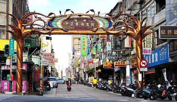 新北林口區中正路地面磚因為貨車長期行駛造成磚面損壞,林口區公所將施工改為柏油路。圖/林口區公所提供