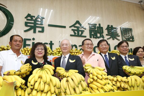 第一銀行董事長董瑞斌（左三）與總經理鄭美玲（左二）上午宣布第一銀行採購2400箱共36公噸香蕉，並率領經營團隊一起邀請大家多多吃香蕉「作伙挺蕉農」，共同為本土農業盡一份心力。 記者蘇健忠／攝影