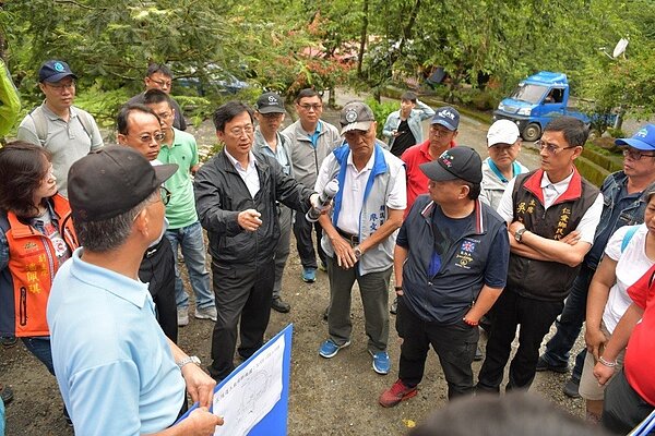 交通部會同原民會、公路總局和仁愛鄉長江子信、南投縣府原民局長張子孝等會勘投89線。 圖/南投縣政府提供