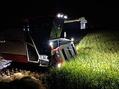豪雨遲到　嘉縣農民挑燈夜戰搶收稻穀