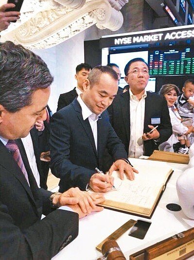17 Media創辦人黃立成（中）在M17於紐約證券交易所IPO敲鐘前，簽字留念。如今卻傳出M17可能轉赴其他國家掛牌。 圖／取自黃立成臉書
