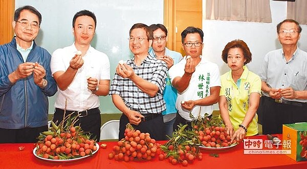 芬園鄉農會總幹事黃翊愷(左二)擘劃最勵志創舉,只要果農願意,就以18元收購黑葉荔枝。彰化縣長魏明谷(左三)也號召和芬園鄉農會合作,結合10多家企業認購糯米荔枝。(吳敏菁攝)
