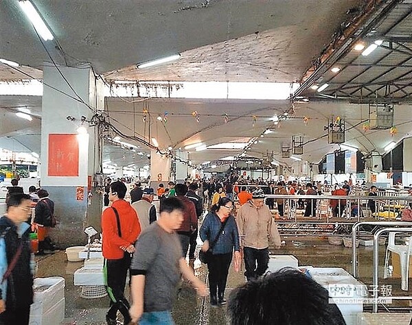台北魚市場改建時程長達7年,加上中繼市場位於堤外地,環境惡劣,攤商抱怨連連。(台北魚市場提供)