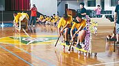 陸上賽龍舟　廢桌椅、拖車打造