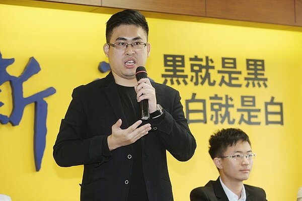 檢調追查新黨青年軍涉共諜案，查扣王炳忠父親王進步手札，意外發現王炳忠（左）與侯漢廷（右）私下似乎有瑜亮情結 記者楊萬雲/攝影