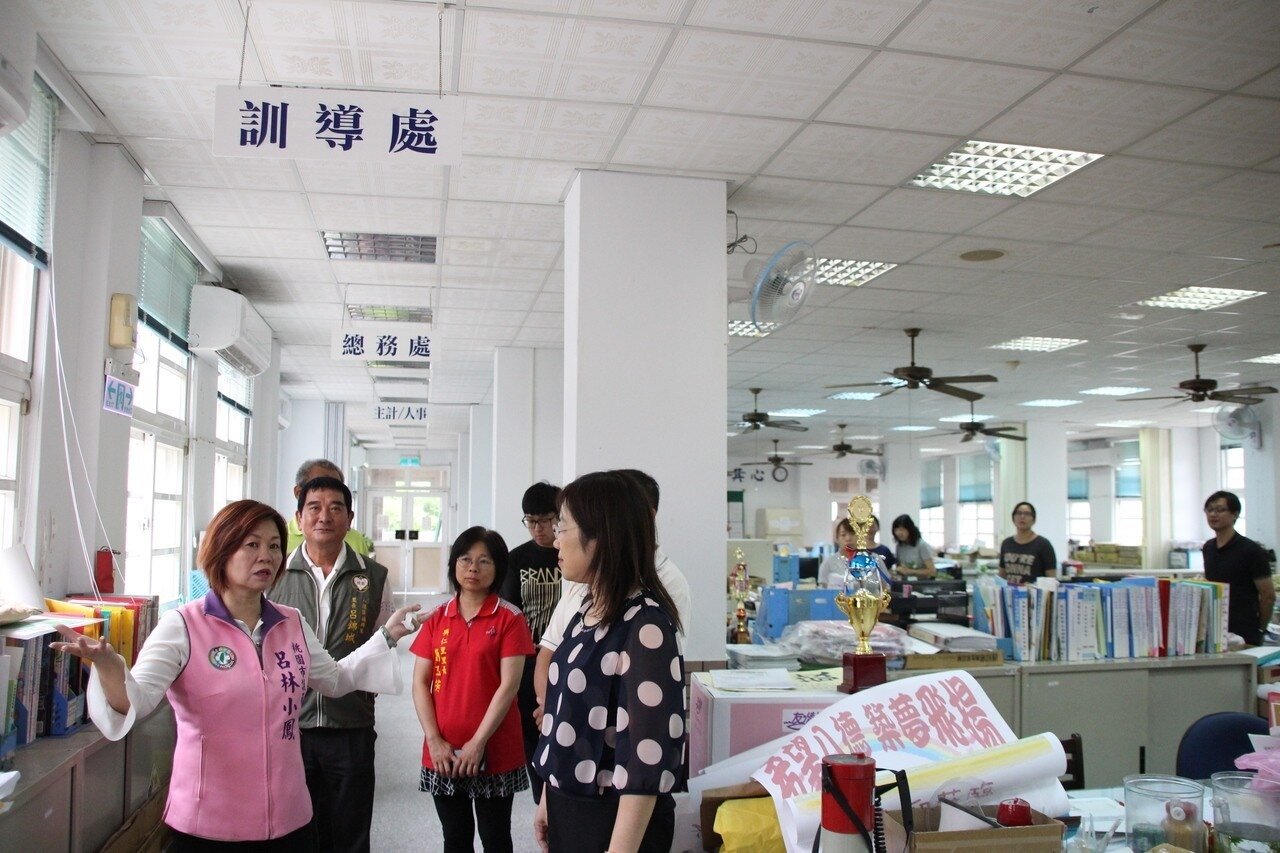 桃園市八德區八德國小因校舍空間不足,各處室行政人員擠到大禮堂集體辦公,校內則無教師辦公室,只能在教室內批改作業。 記者許政榆/攝影