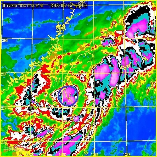 中央氣象局副局長鄭明典指出,現在熱帶性低氣壓正在高雄上空,雖然強度沒增強,但是降雨能力還是不弱,在室外要小心。圖/翻攝自鄭明典臉書