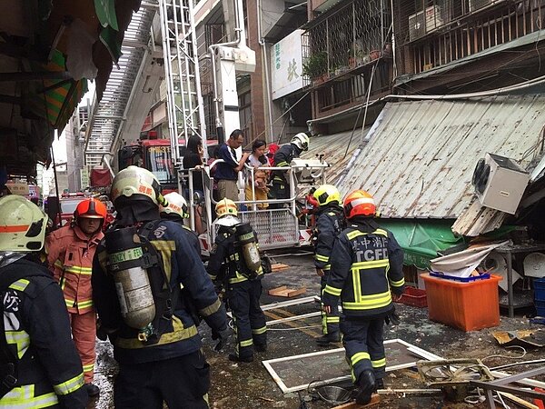台中市東區建新街一家食品加工行,今天清晨傳出瓦斯氣爆意外,現場滿目瘡痍。記者陳宏睿/翻攝