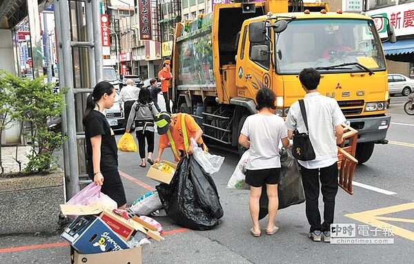 高市環保局向經濟部工業局申請前瞻經費,最快明年初垃圾車將加裝GPS、電子看板、空氣盒子,讓智慧城更上層樓。(簡榮輝攝)