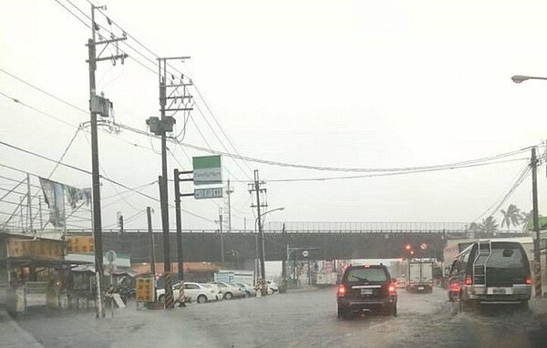 國道長治交流道下方也傳積水。來往民眾務必小心。圖/讀者提供