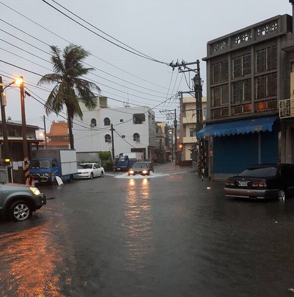 屏東縣東港鎮內部分道路傳出積水。圖／黃嘉正提供
