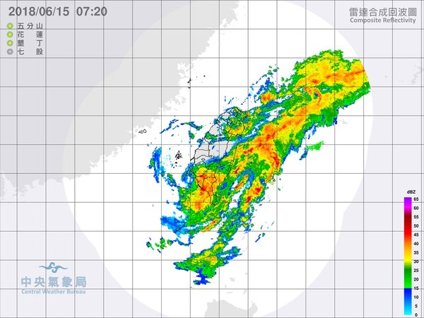 熱帶性低氣壓在台灣西南部近海，向東北東移動，時速15公里，預計今晨中心將進入高雄、屏東一帶；高雄、屏東及恆春半島沿海地區已出現9到10級強陣風，請注意。一旦發展為颱風，氣象局有發布颱風警報的可能，注意氣象局發布的最新氣象資訊。圖／翻攝自日本氣象廳網站