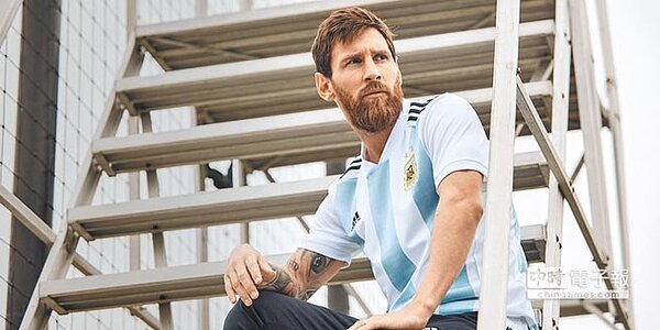 世界盃5大帥哥之一「J羅」哈梅斯羅德里格斯(James David Rodriguez Rubio)。哥倫比亞國家隊全新球衣,以1990年義大利世界盃足球賽的主場球衣改款,側邊搭配藍與紅的幾何設計。(adidas提供)