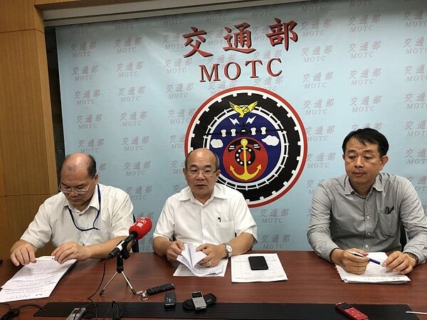 交通部高公局副局長吳木富(中)、交管組副組長張崇智(左)說明端午節疏運情形。記者侯俐安/攝影