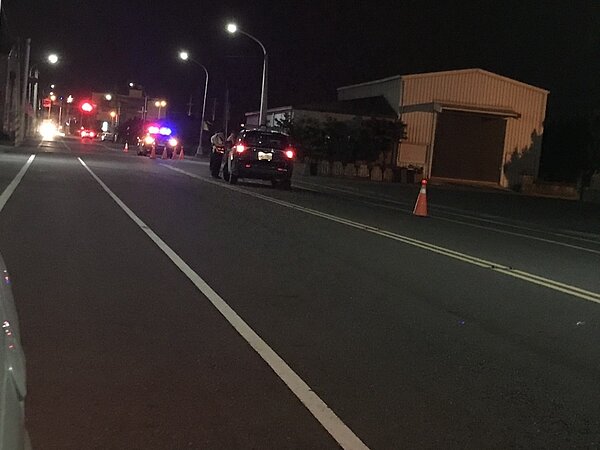 槍擊發生後，警方封鎖現場並全面攔查。記者姜宜菁／攝影 