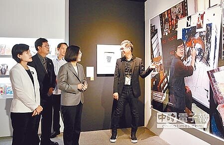 
鄭問故宮紀念展開幕，總統蔡英文、文化部長鄭麗君、故宮院長林正儀等人出席，展現政府對於台灣漫畫的重視。圖／文化部
 