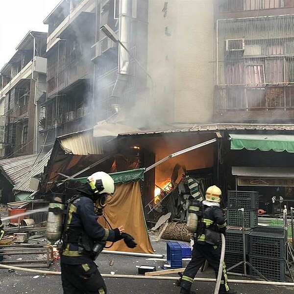 台中東區大智市場1家炸物食品加工店15日凌晨5點多發生火警，消防隊獲報後立即到場救援。（馮惠宜翻攝）
