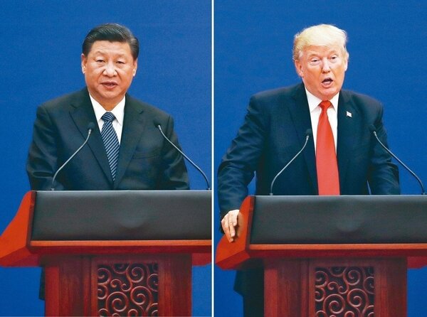 美國總統川普（右）十五日宣布，將對自中國大陸進口總值約五百億美元的商品，課徵百分之廿五的關稅。左為大陸國家主席習近平。美聯社
