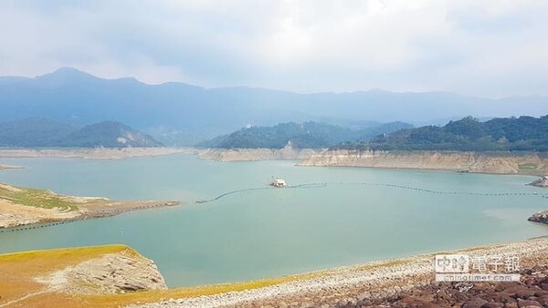 曾文、南化水庫蓄水量目前稍有回升，大台南地區至少可增加11天的用水量，但還不足以解除旱象，圖為曾文水庫集水區。（李其樺攝）
