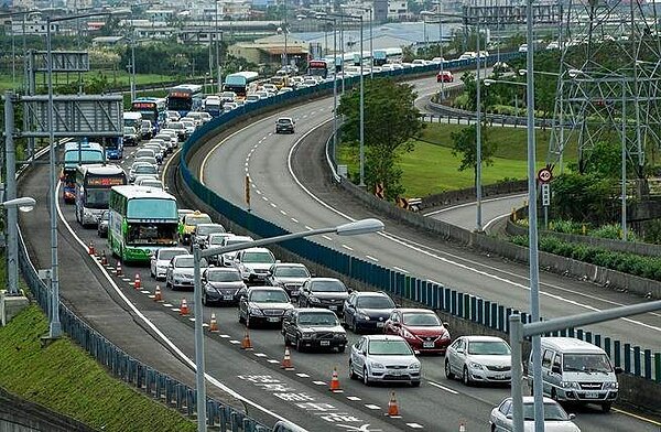 駕駛做好車輛保養再上路,若車輛車輪、輪胎膠皮、車輛機件脫落、輪胎胎紋深度不足或缺水缺油,以致在高速公路故障,將可處600至6000元不等罰鍰。(本報系資料照)