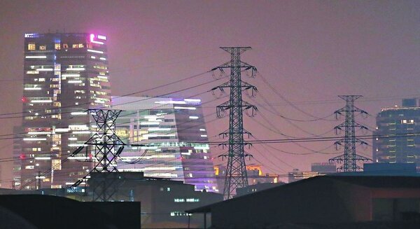 受到強烈降雨影響，高雄市、屏東縣與台南市三縣市昨天傳出1.7萬戶停電的災情。 示意圖／聯合報系資料照片
