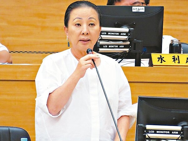 景氣差,嘉義縣議員陳福成批房屋稅漲太多,縣長張花冠答應明年檢討調降。 記者魯永明/攝影