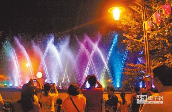 鹿港慶端陽在公園三路推出立體水舞秀，水柱噴高達6米，配合音樂跳躍、燈光，舞動絢麗光彩，氣勢磅礡。（鹿港鎮公所提供）
