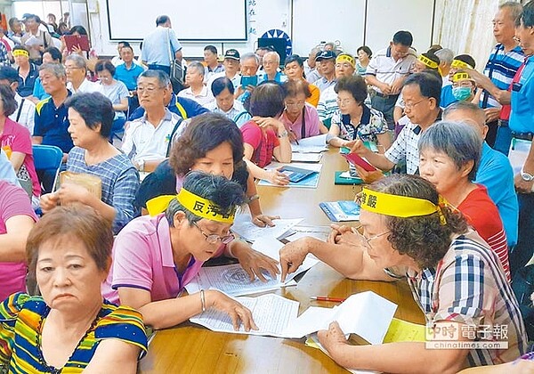 雲林縣公務人員協會15日在國民黨雲林縣黨部提供訴願書與複審書定型稿,300多名公教退休人員陸續來索取及求助。(周麗蘭攝)