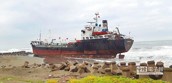 「勝利者19號」擱淺林園中坑門沙灘,目前還不用擔心船體遭撞破損。(曹明正攝)