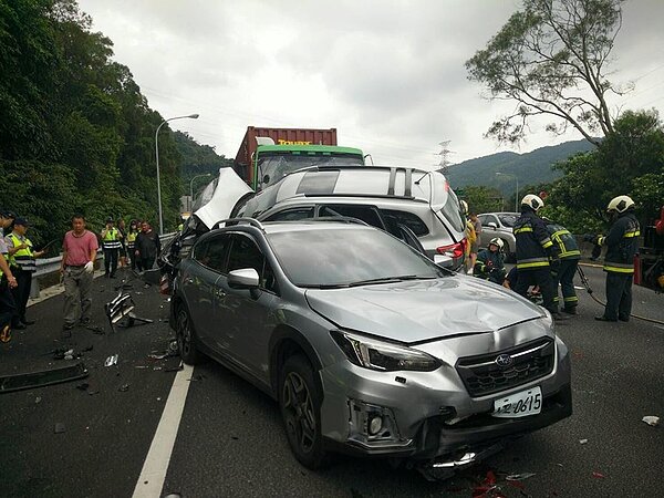 國道三號北上17.8公里處發生九車連環撞事件。圖/北市消防局提供