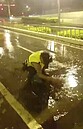 貼心！警察冒雨徒手清落葉　網友：好感動