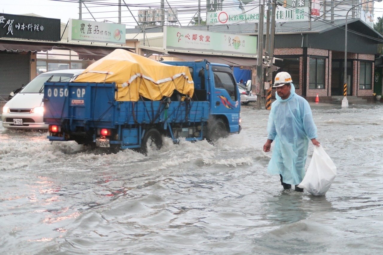 屏東縣部分鄉鎮昨天上午一度雨勢驚人，長治交流道下方道路幾乎像河流一般。 記者翁禎霞／攝影