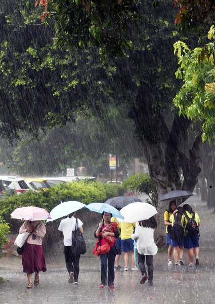 中央氣象局表示，今晚開始，台灣地區又會受到滯留鋒面及西南氣流影響，南部降雨增強，並逐漸擴展至中部，北部明天才會出現明顯陣雨。圖／聯合報系資料照片 