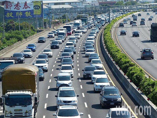 國道一號中山高速公路彰化南下路段，今天首日上午出現大量車流，時速約在30、40公里。記者劉明岩／攝影
