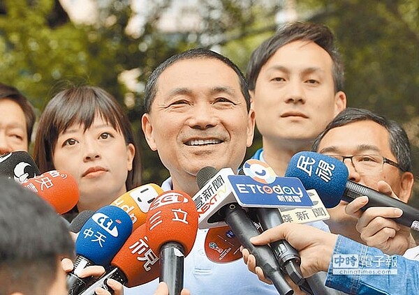 國民黨新北市長參選人侯友宜16日表示，文大宿舍爭議不斷已讓太太考慮立即解約。（陳俊雄攝）